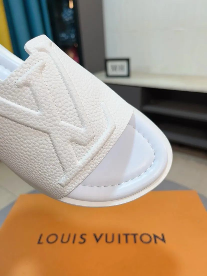 Men's shoes 💰300🌸🌸LV Ordinary men's spring and summer slippers, uppers imported from Italy, cowhide fabric, logo graphics, high-quality craftsmanship, soles: original soles specially provided by the original factory, exclusive movable molded soles super comfortable, original factory single goods, 🔍🔍high quality, you can enter and exit the counter at will, welcome to compare, size 38-45
